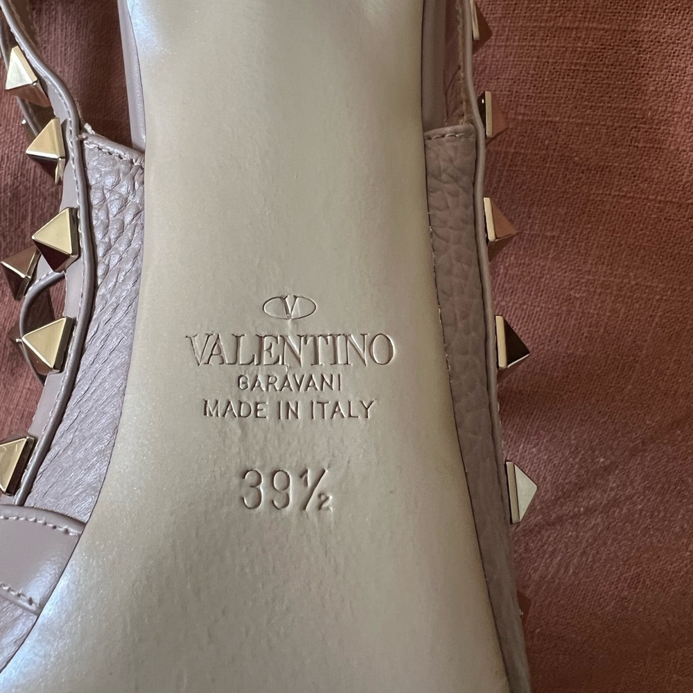 Valentino Garavani Rockstud Pebbled Poudre Caged Heels - Picture 8 of 13